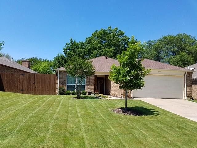1st image of 922 Country Club Cir