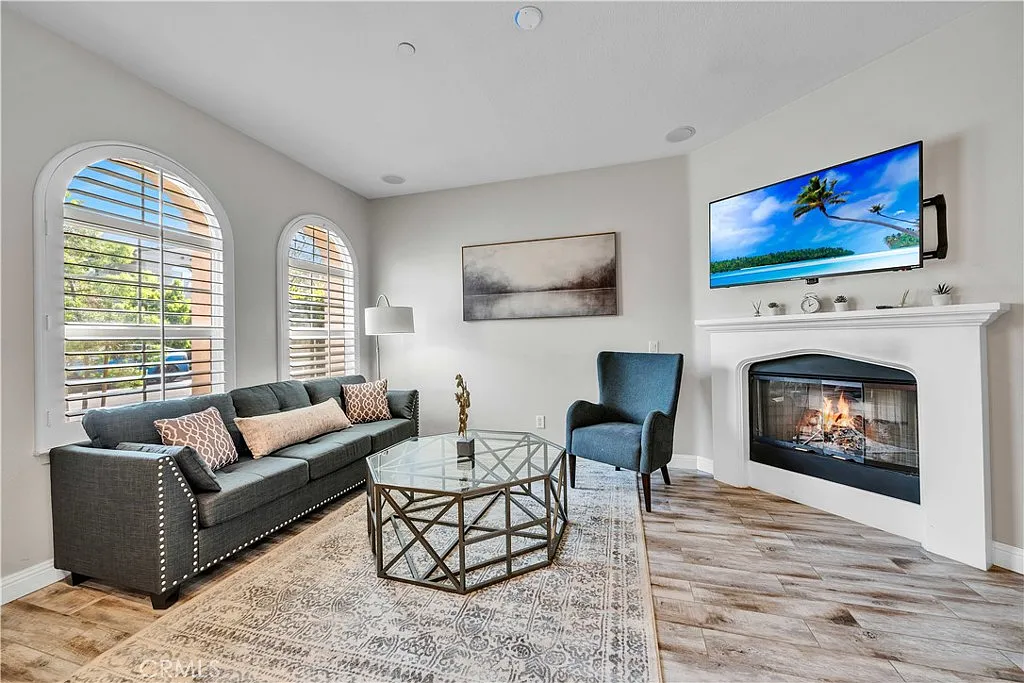 3 bed, 3.5 bath, 1332 sqft, $5,500 — Photo 1