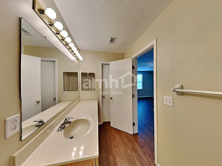 220 Hartford Ct — Photo 10