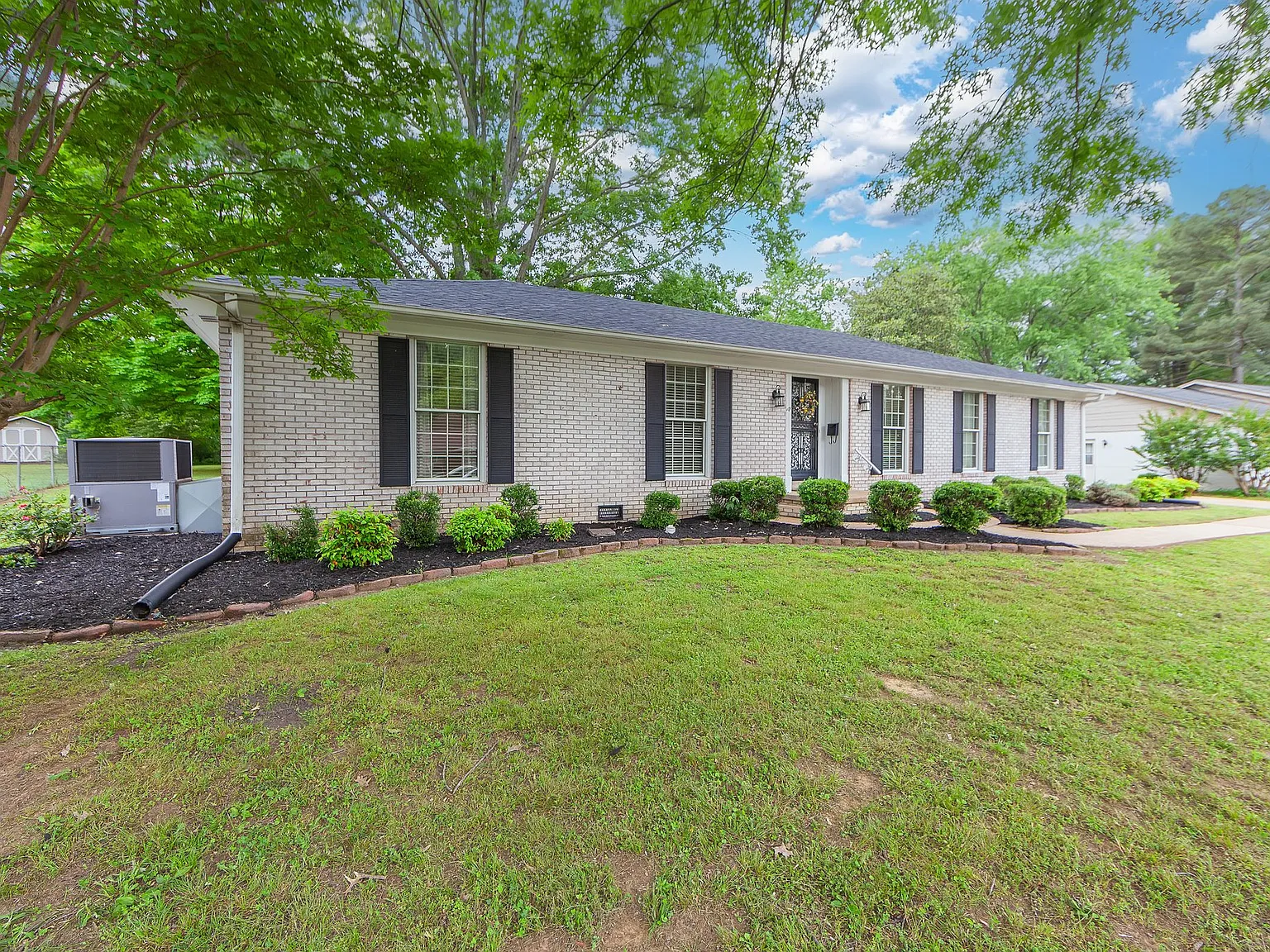 128 Laurie Cir — Photo 2
