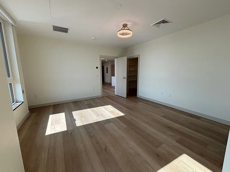 Bank Street Apartments at Burlington Square — Photo 14