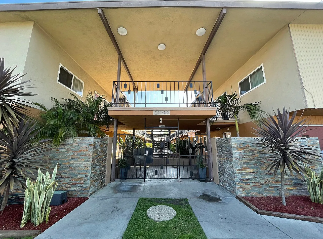 Spondee Apartments — Photo 1