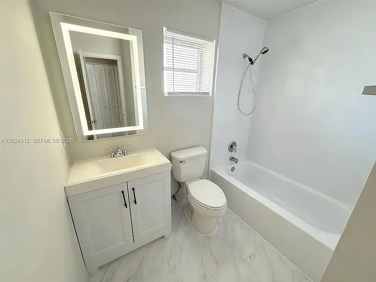 215 NW 25th St #6 — Photo 9