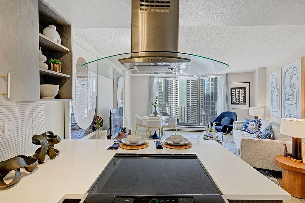 Tower 801 — Photo 1