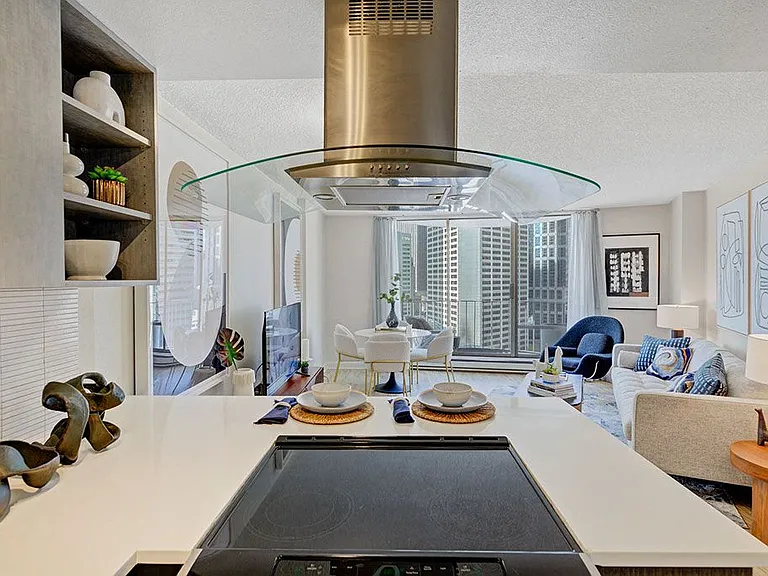 Tower 801 — Photo 1