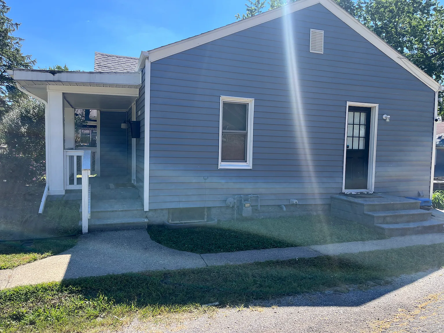 3 bed, 1099 sqft, $1,900 — Photo 2