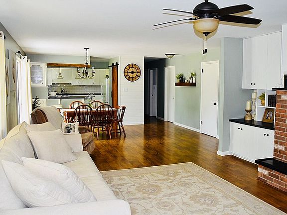 4th image of 8979 West Cres