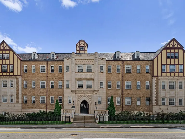 Bayard Manor Apartments — Photo 2