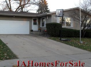 143 Eastview Dr NW, Cedar Rapids, IA 52405