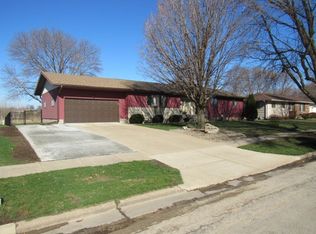 412 S Walnut St, Monticello, IA 52310