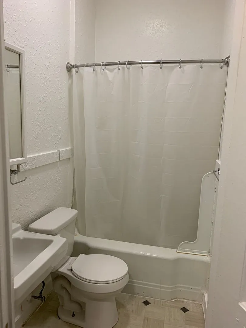 Large 2 Bedroom Apartment — Photo 4