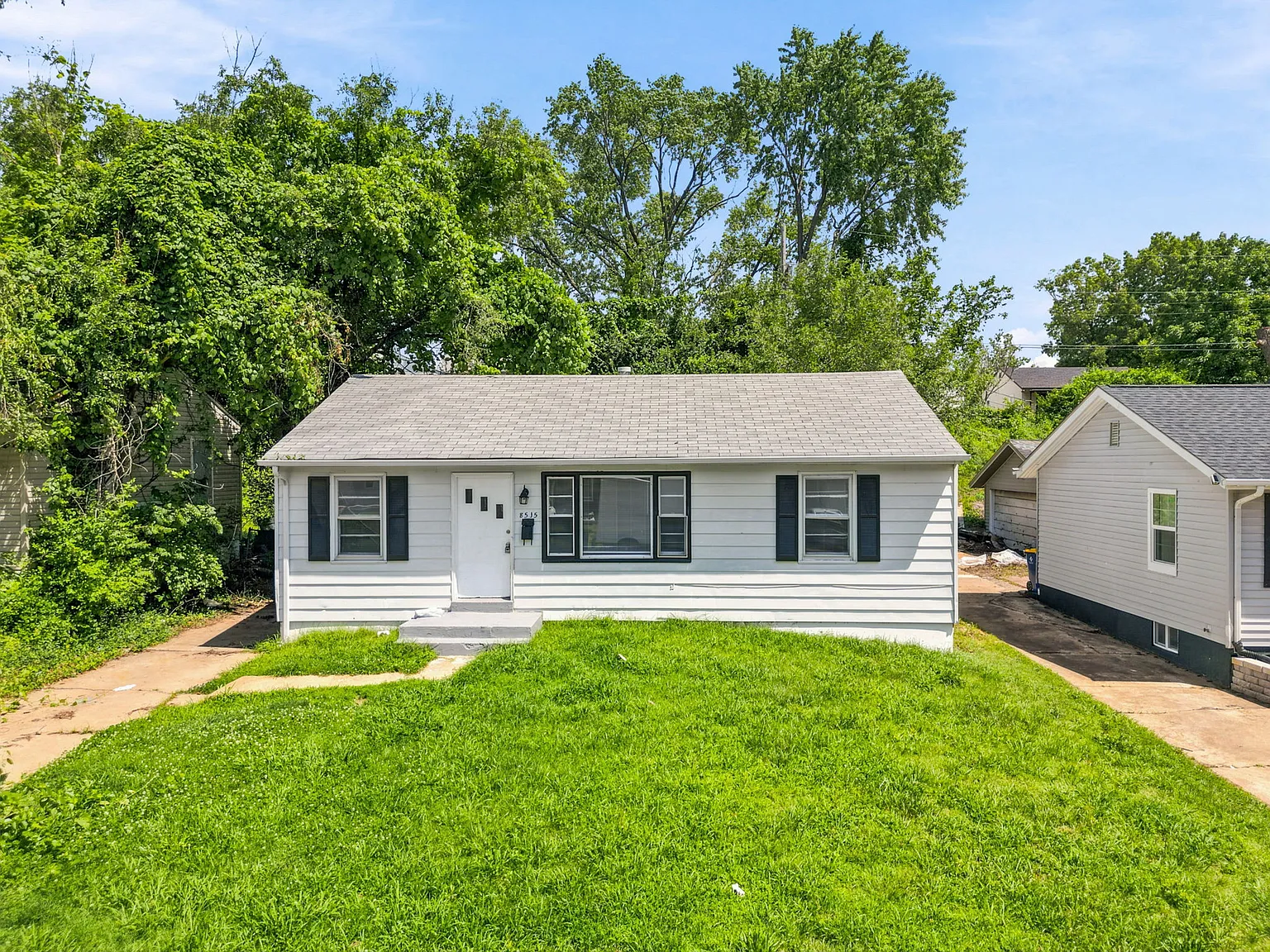 3 bed, 864 sqft, $1,499 — Photo 1