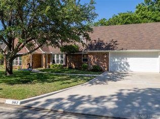 902 Surrey Dr, Ardmore, OK 73401