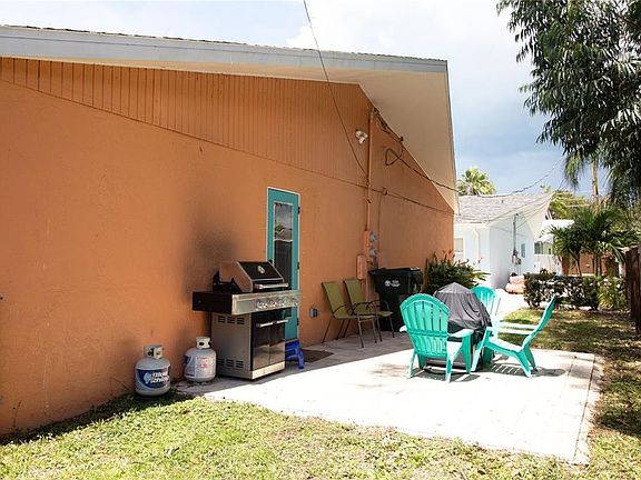 4th image of 1635 Gladys St #2