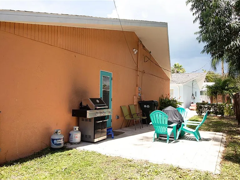1635 Gladys St #2 — Photo 4