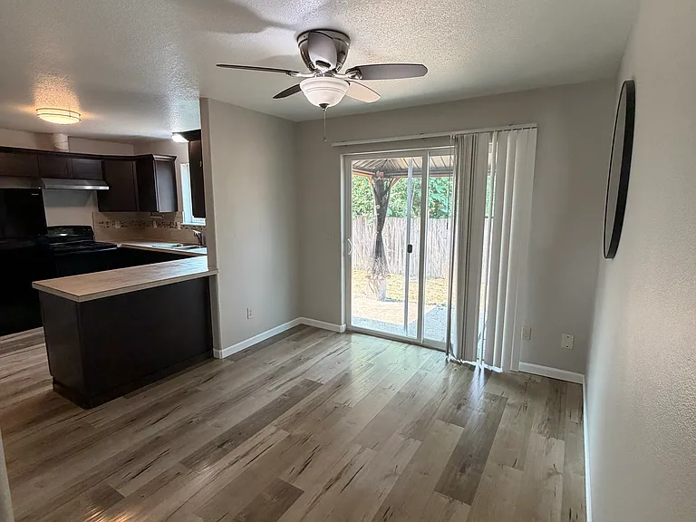 1426 NE Thomas Ct — Photo 6