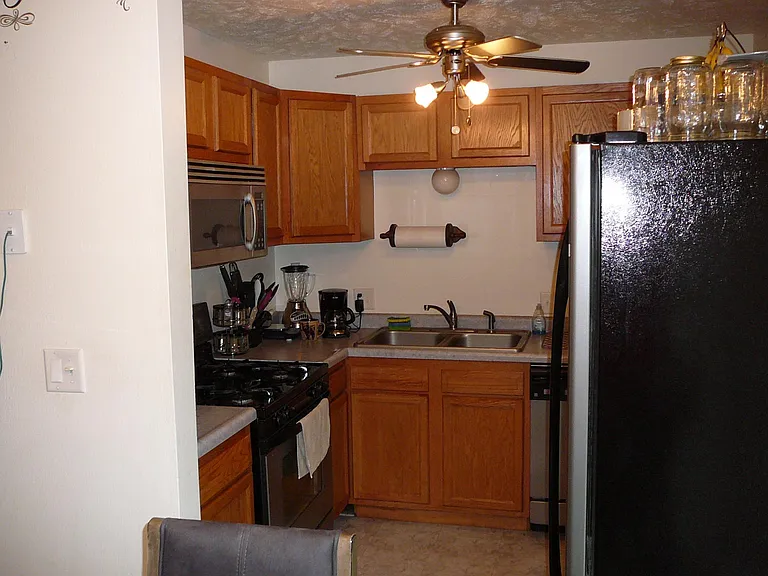 208 Broadmoor Dr — Photo 3