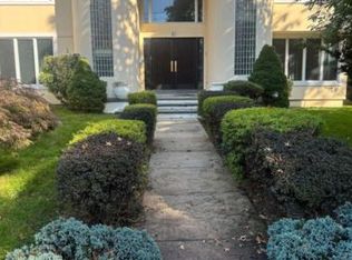 24 Warwick Rd, Great Neck, NY 11023