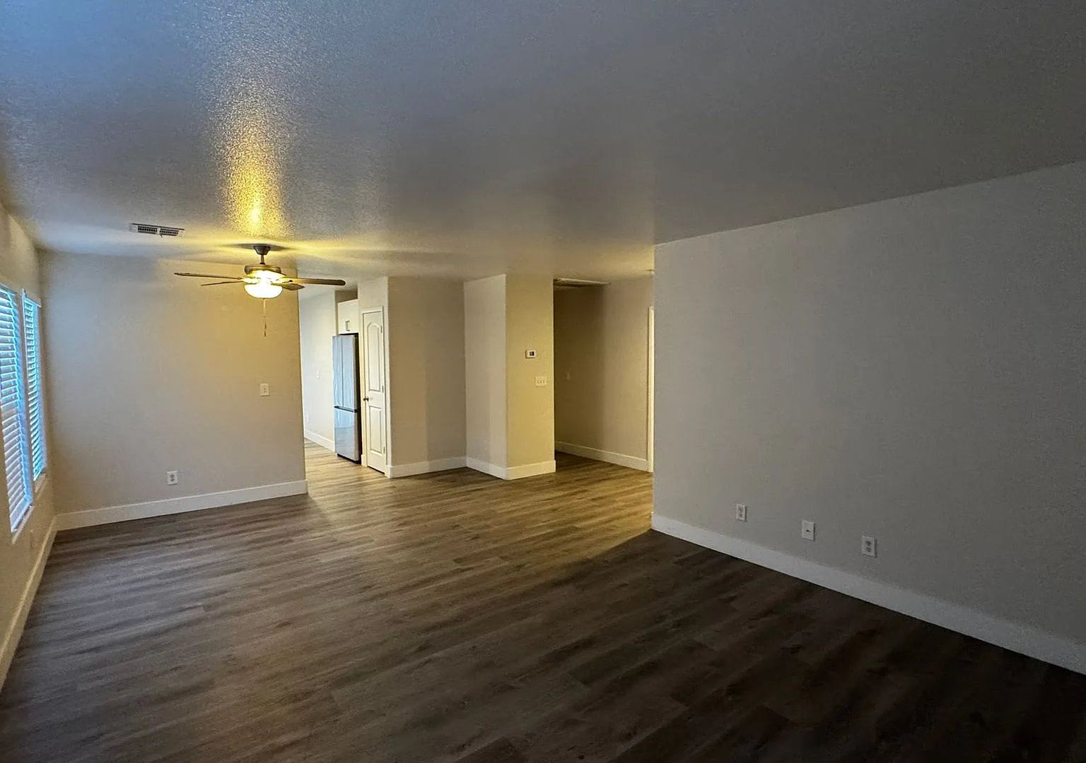 Executive 3 bedroom Home. Single Story — Photo 4