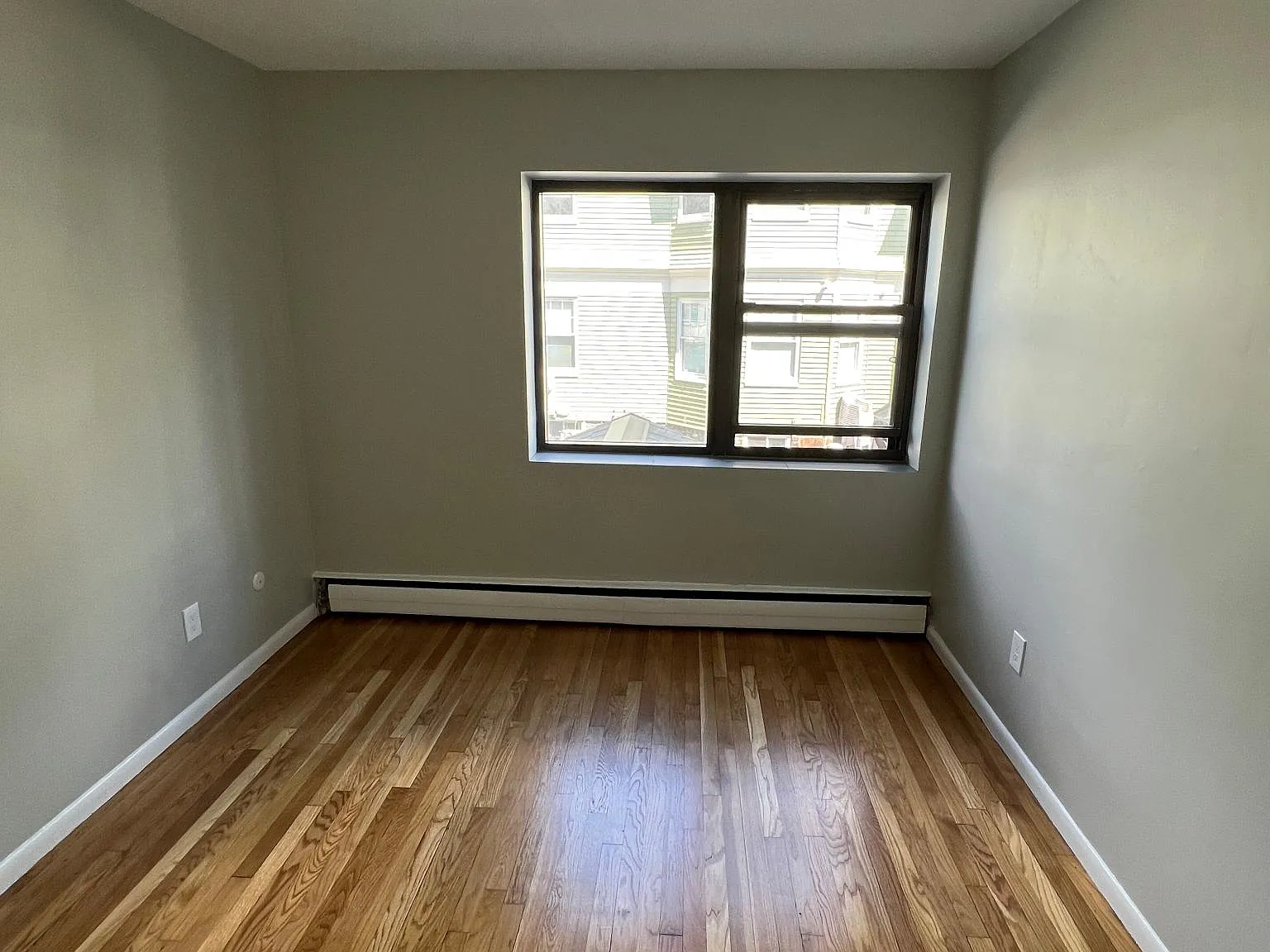 3 bed, 1100 sqft, $3,300 — Photo 4