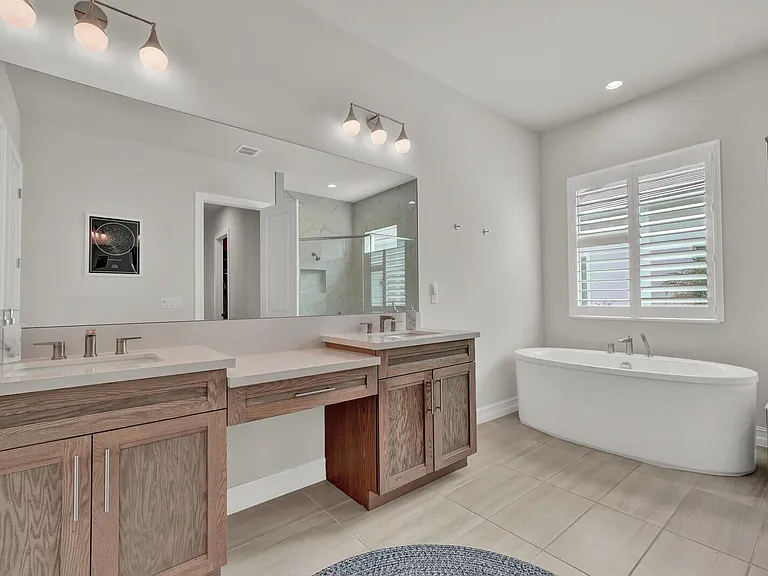 138 SE Palma St — Photo 25