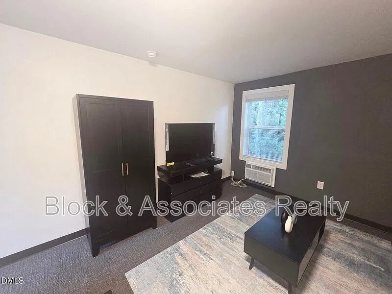 5104 Hollyridge Dr — Photo 3