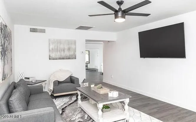 122 E Del Rio Dr — Photo 3