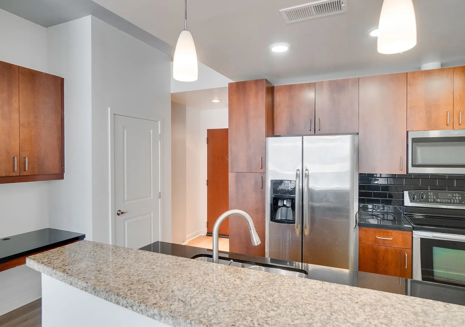 1/1 Studio Condo with Breathtaking Views at the Solaire at the Plaza, Downtown Orlando — Photo 4