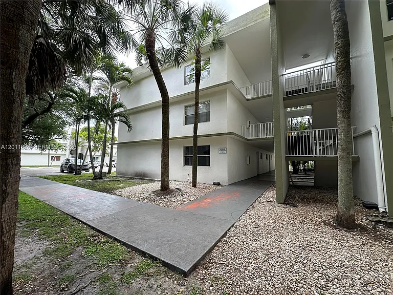 4215 N University Dr #101 — Photo 31