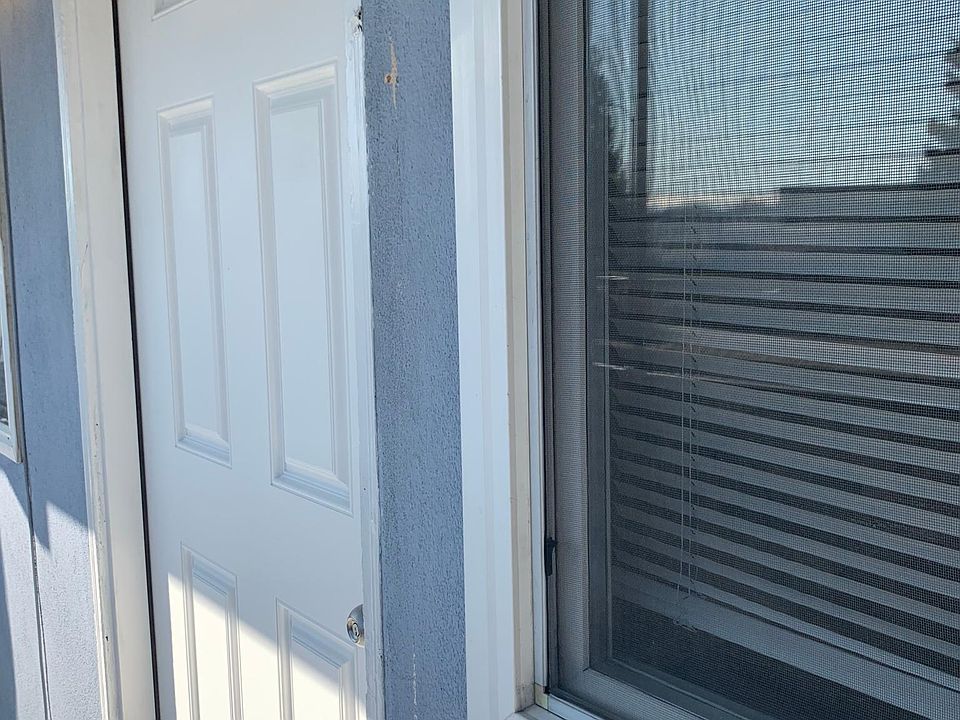 Sunny Upstairs apt with front porch