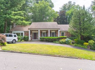 65 Starling Ct, Roslyn, NY 11576