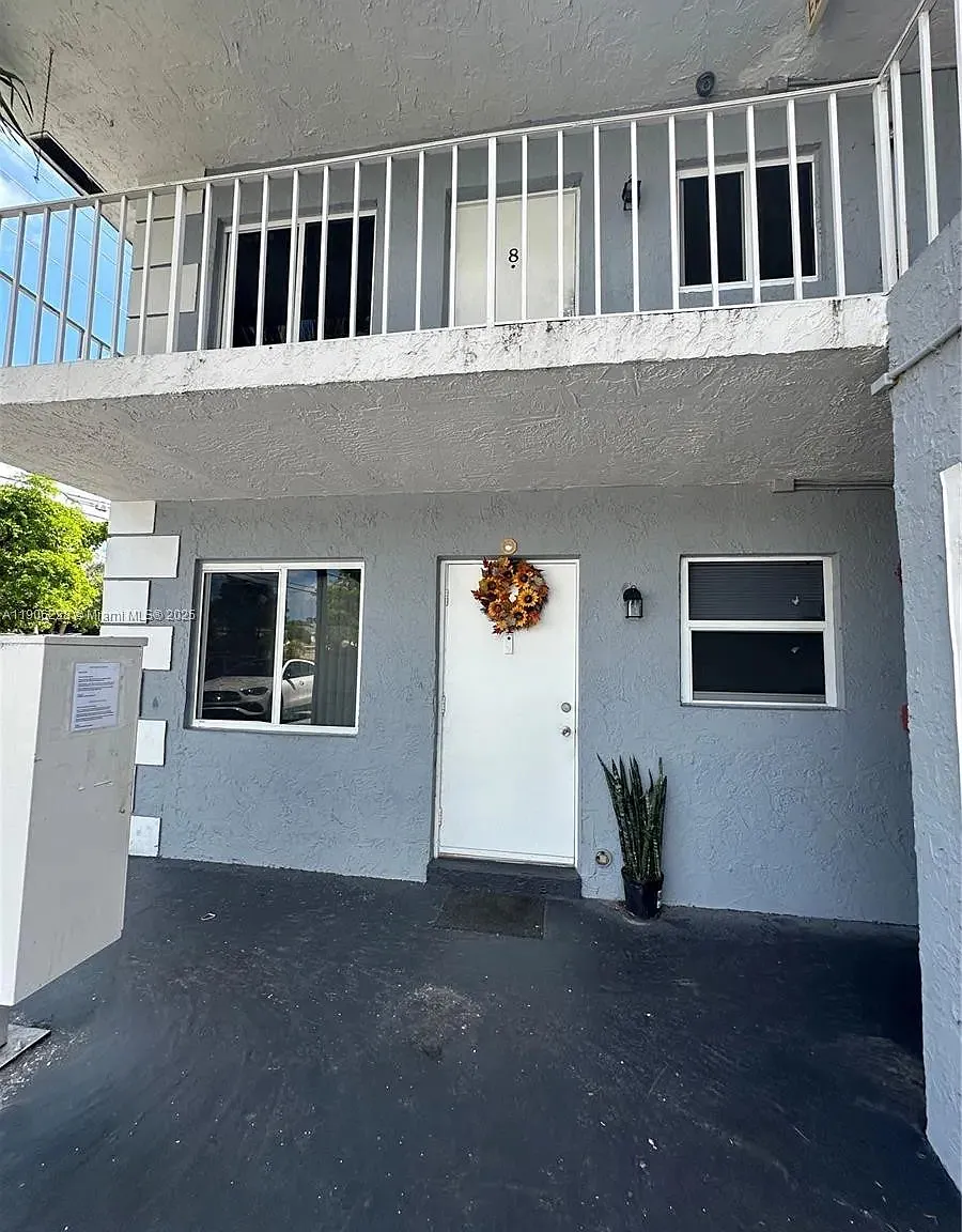 Deerfield Beach Manor — Photo 3