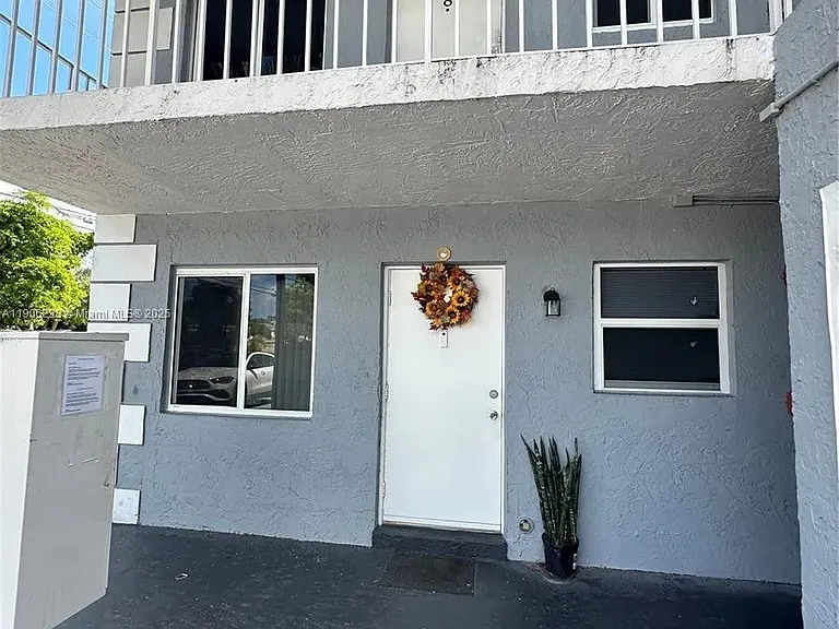 Deerfield Beach Manor — Photo 3
