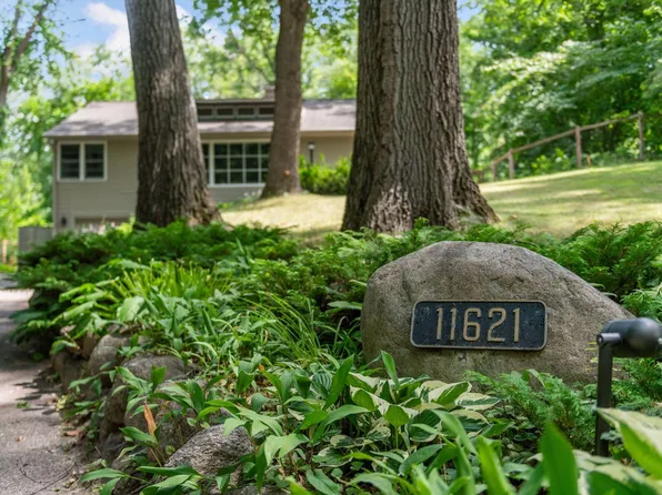 11621 Live Oak Dr, Minnetonka, MN 55305