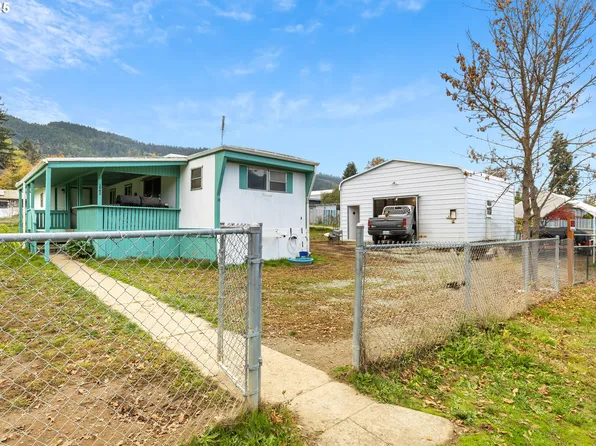 1042 Cornutt St, Myrtle Creek, OR 97457