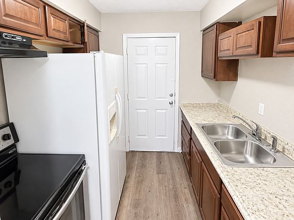 5th image of 712 Redbird Dr