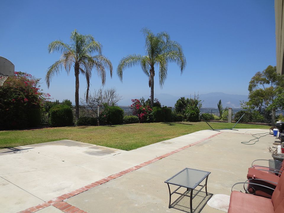 Big backyard, perfect for entertaining!