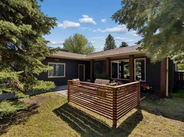 127 NW Parkglen Cres SE, Calgary, AB T2J 4L9