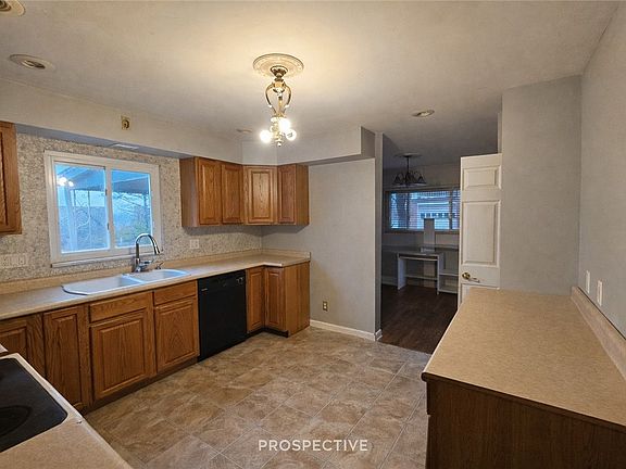 5th image of 227 Thornwood Dr