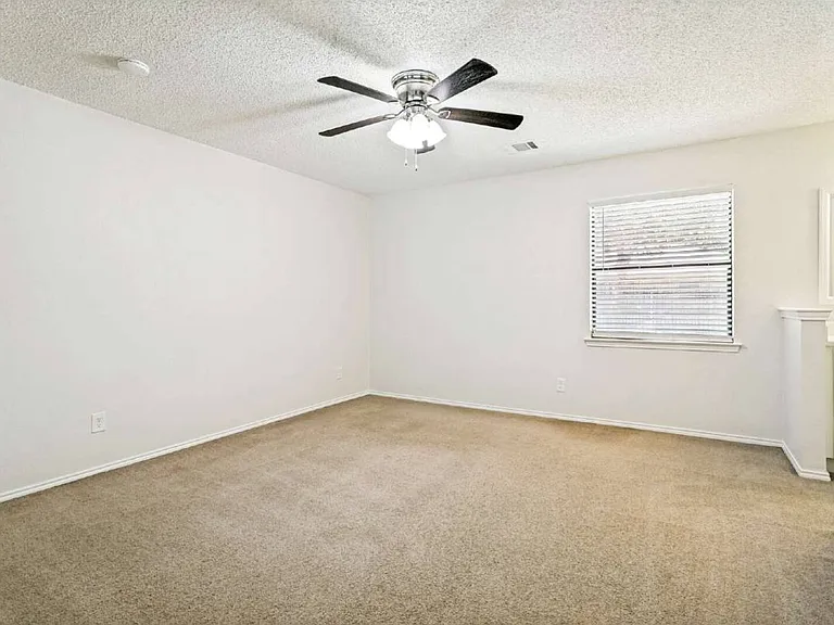 536 Clover Dr — Photo 6