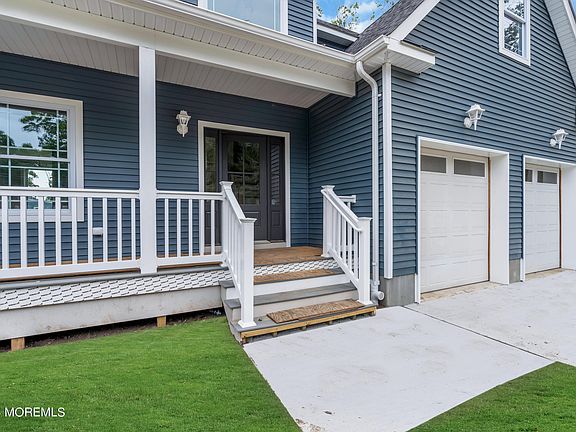 3rd image of 32 Blue Jay Drive