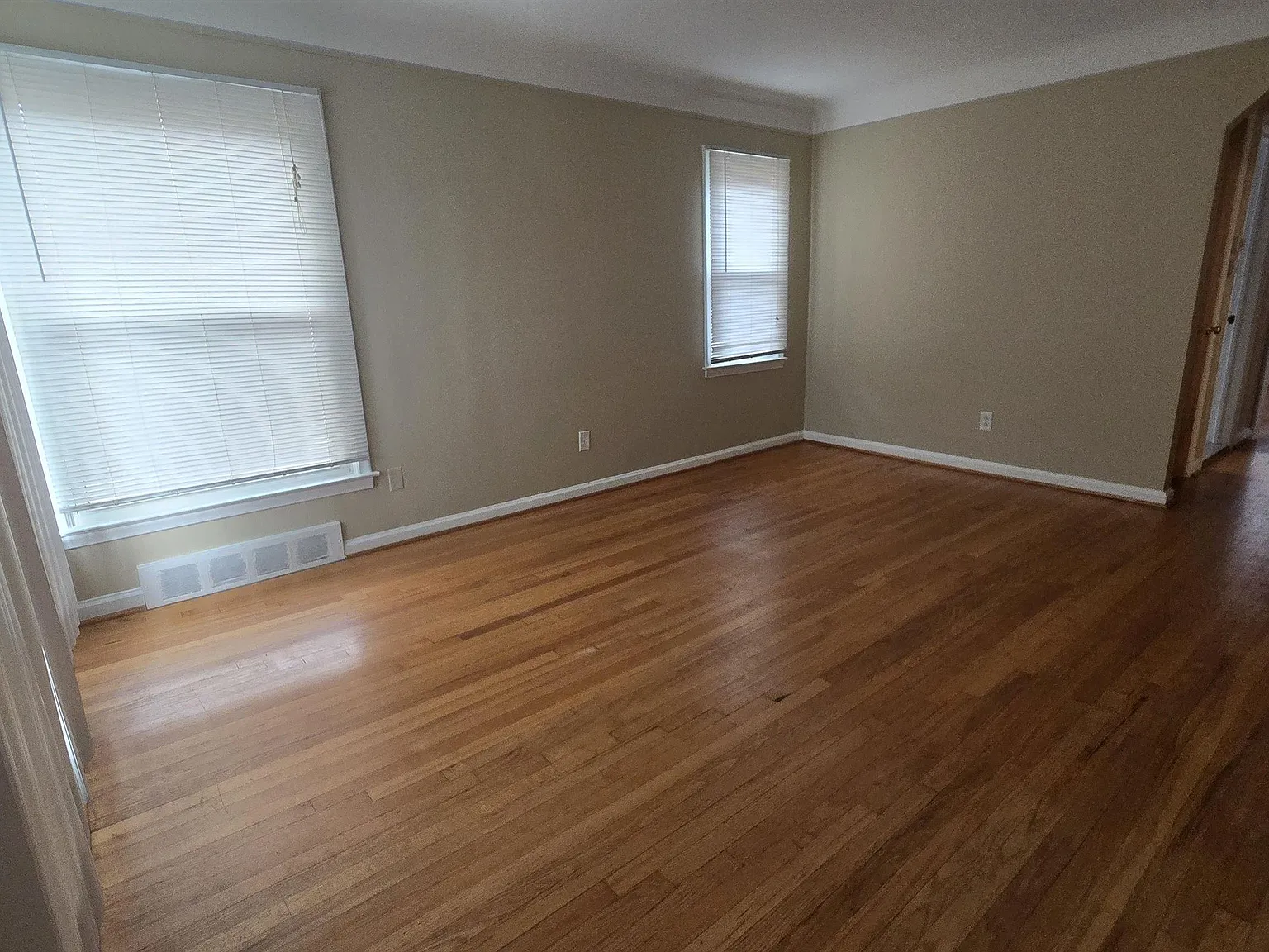 4 bed, 2.0 bath, 1295 sqft, $1,900 — Photo 2