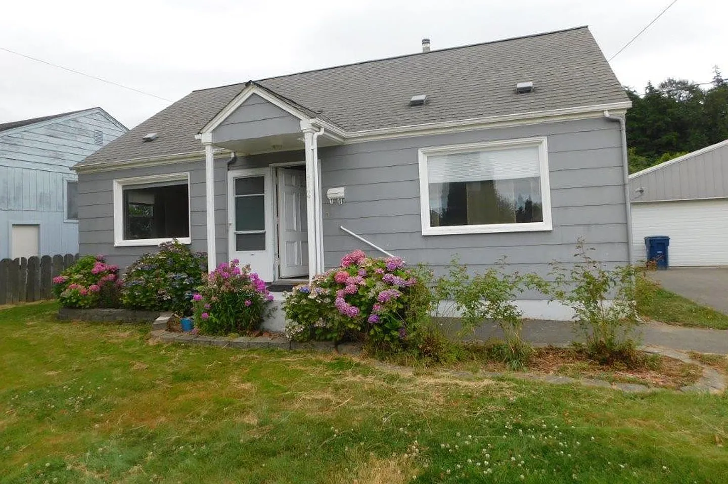Two Story Single Family House with 2.5 Car Garage — Photo 1