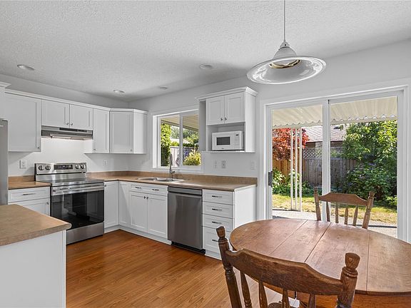 5th image of 238 Strawberry Cres
