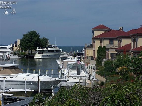 3rd image of 3146 N Marina Vw