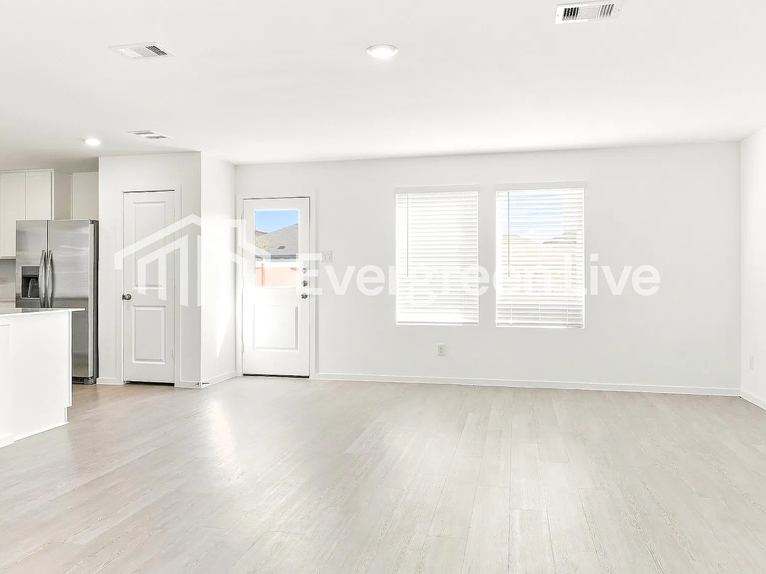 4 bed, 2.5 bath, 1979 sqft, $1,995 — Photo 3