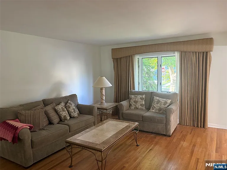 322 Grove St — Photo 6