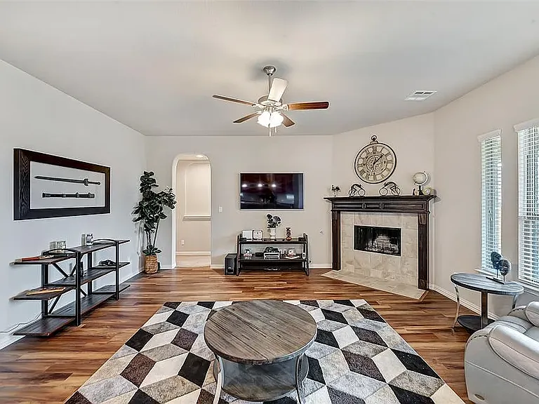 209 Douglas St — Photo 3