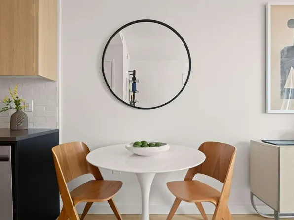 425 Summit Avenue image 9 of 24