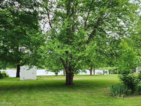 5160 Birch Dr, Mayville, MI 48744